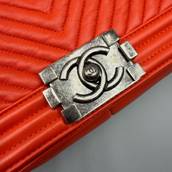 ❤️‍🔥CORAL CHANEL❤️‍🔥Chevron Medium boy bag - Picture 3 of 15